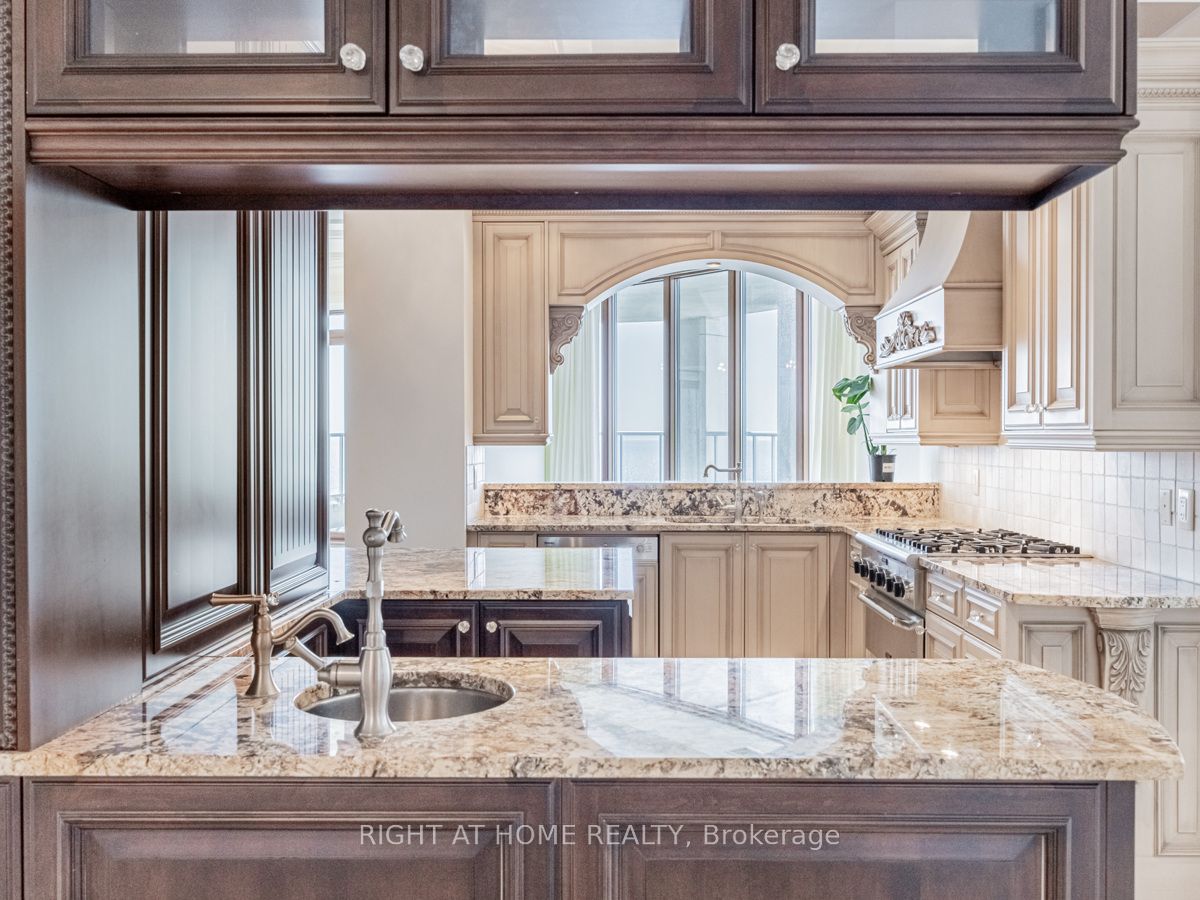2095 Lake Shore Boulevard W #LPH19