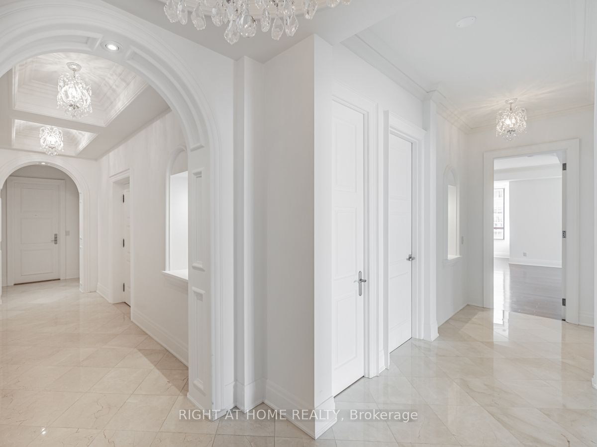 2095 Lake Shore Boulevard W #LPH19