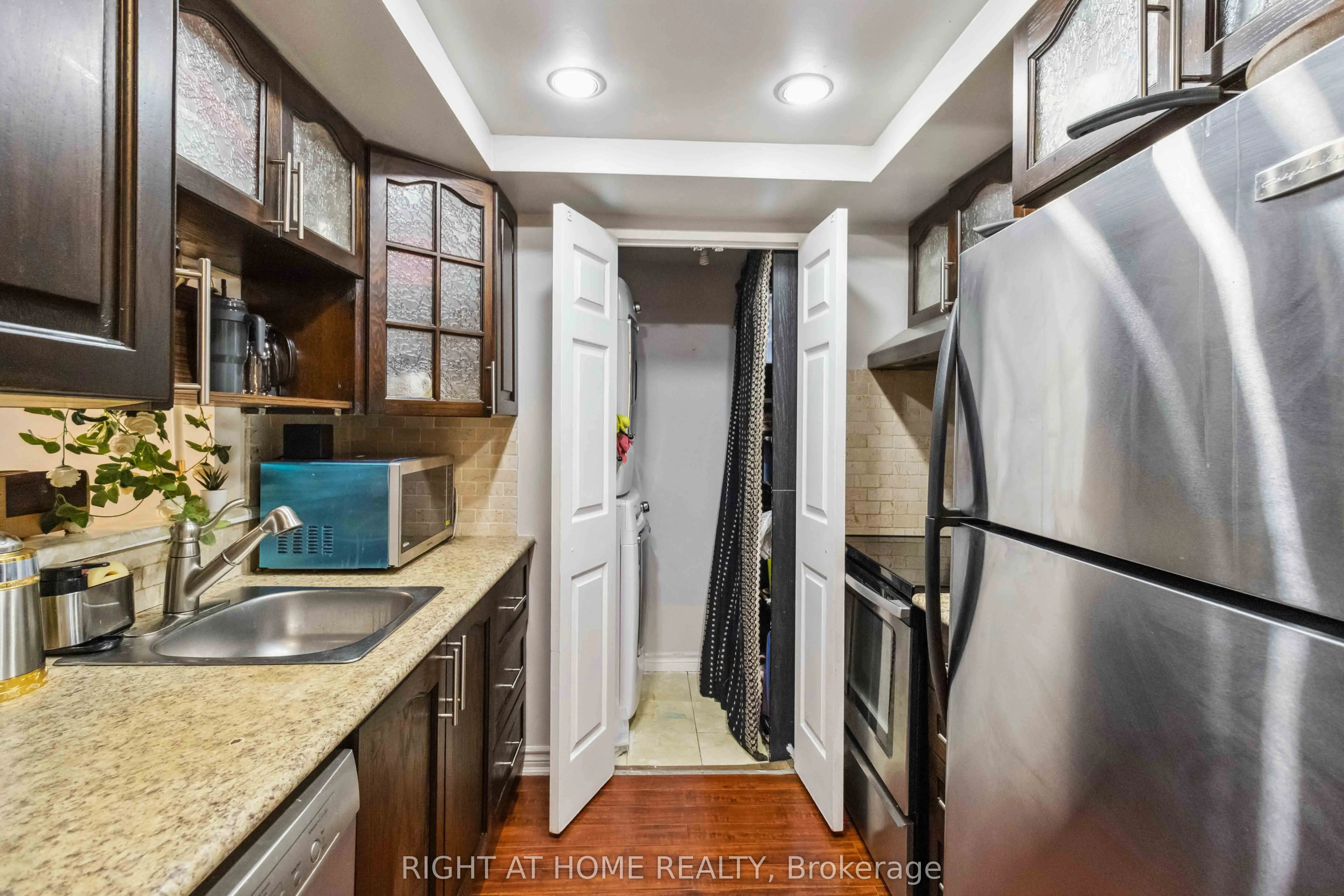 285 Enfield Place, #611