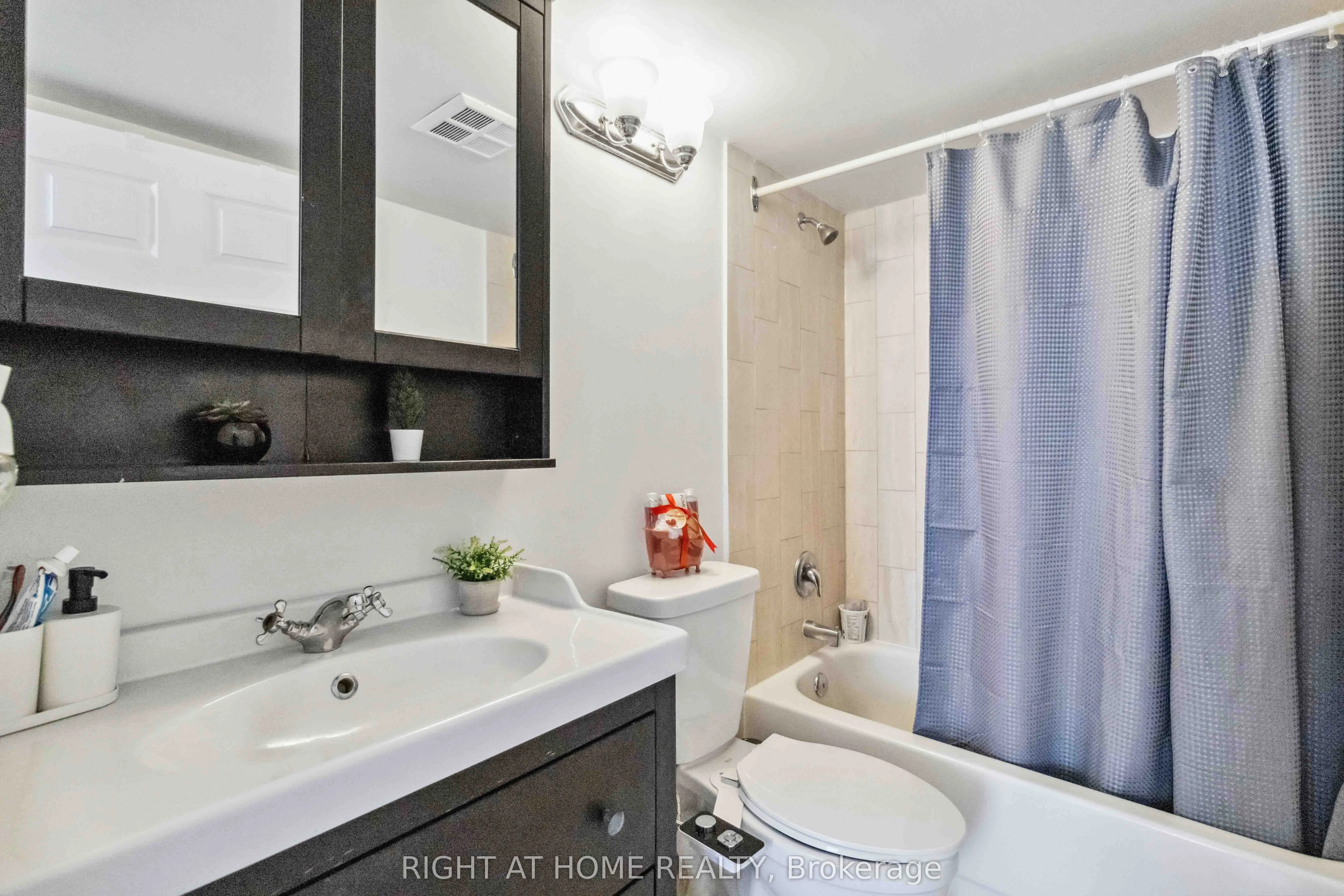 285 Enfield Place, #611