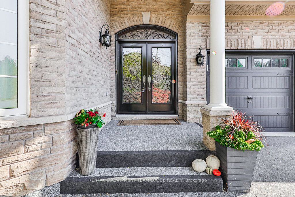 2557 ARMOUR Crescent