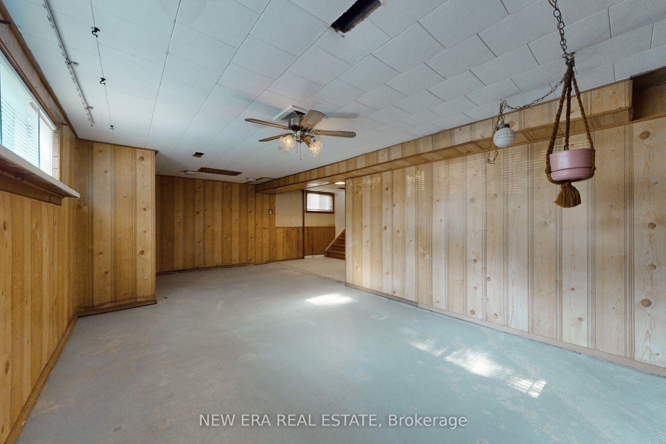 875 Hampton Crescent