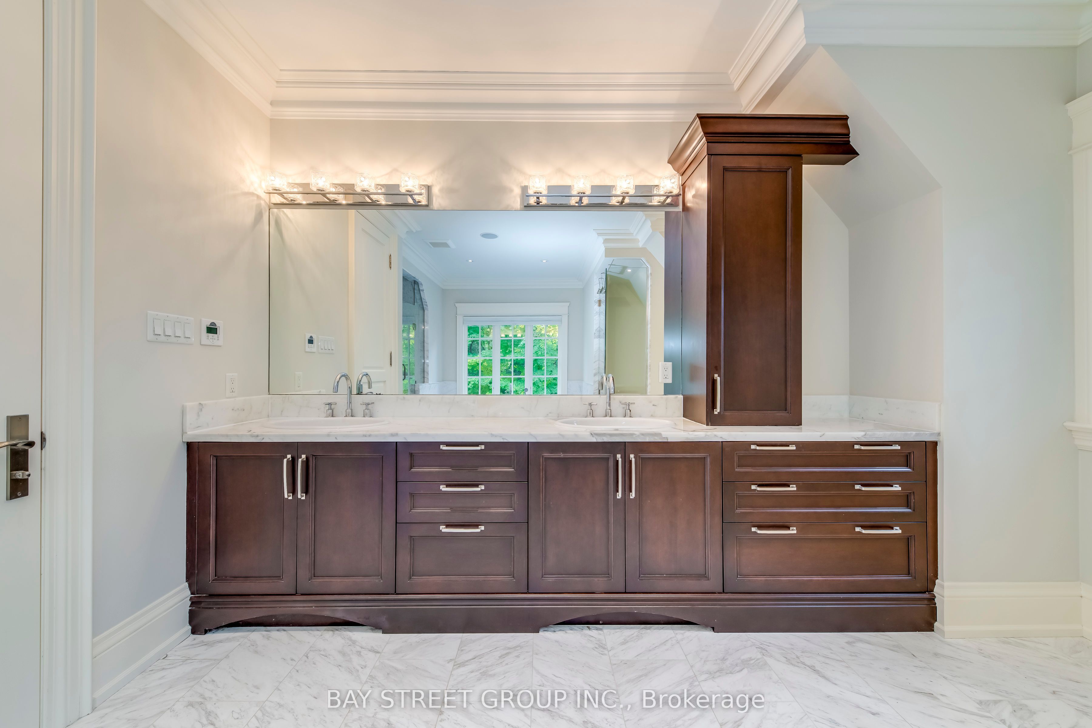 1031 Lakeshore Road W
