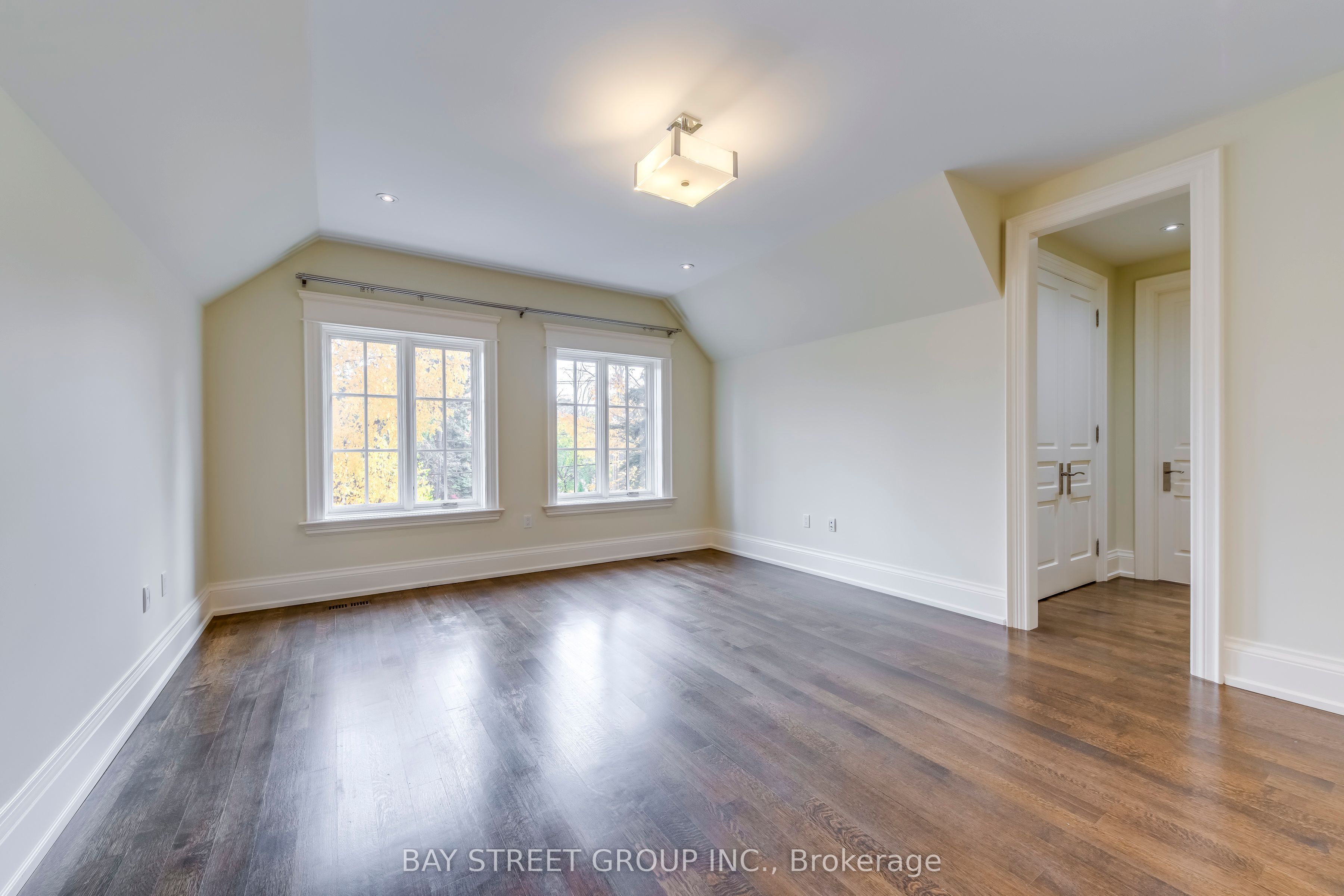 1031 Lakeshore Road W