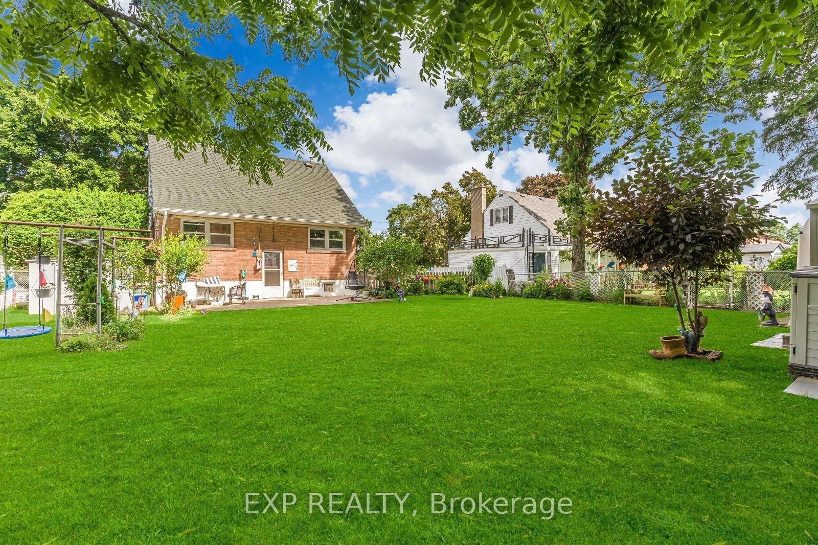 215 Elmwood Crescent