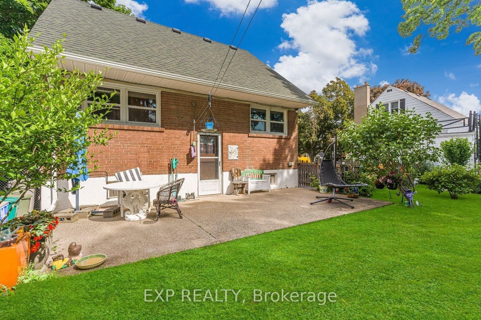 215 Elmwood Crescent