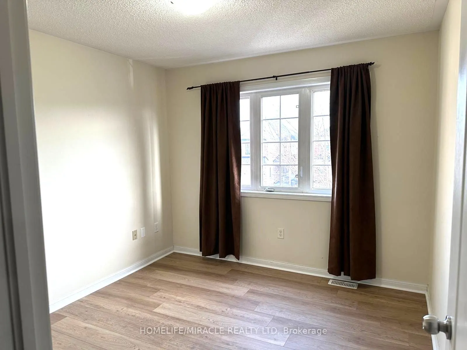 6 Coachlight Crescent
