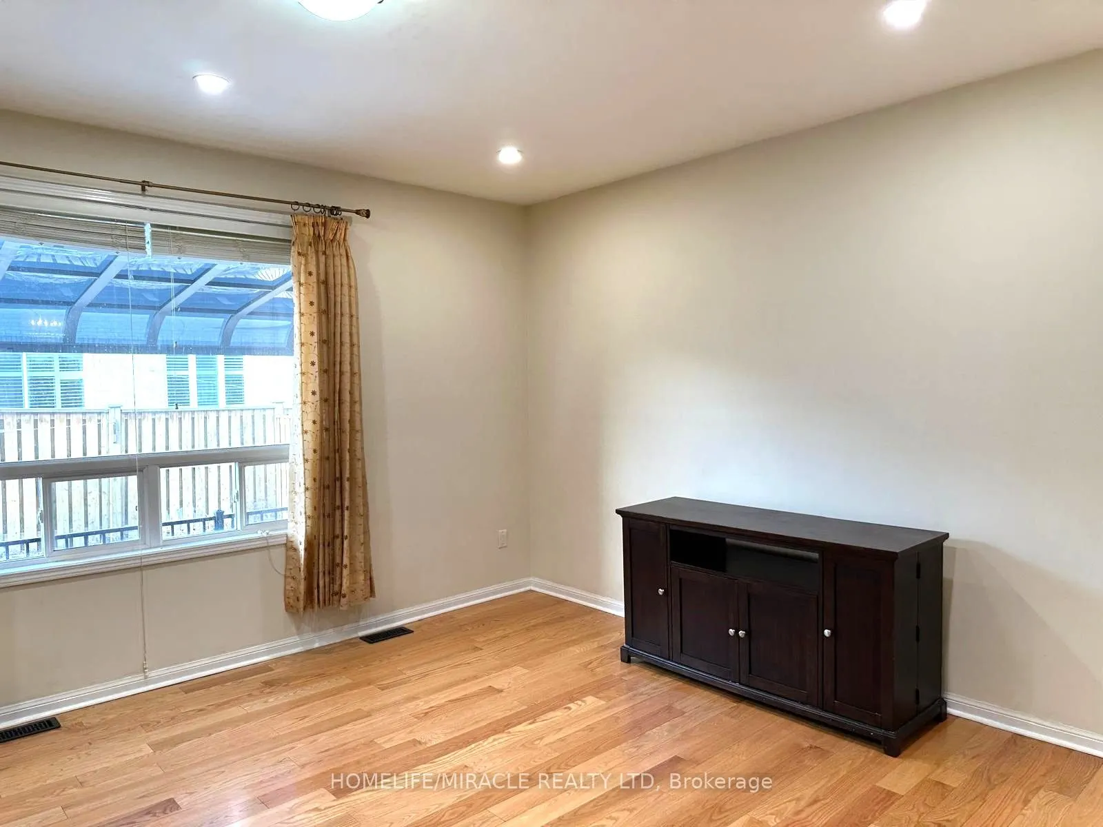 6 Coachlight Crescent