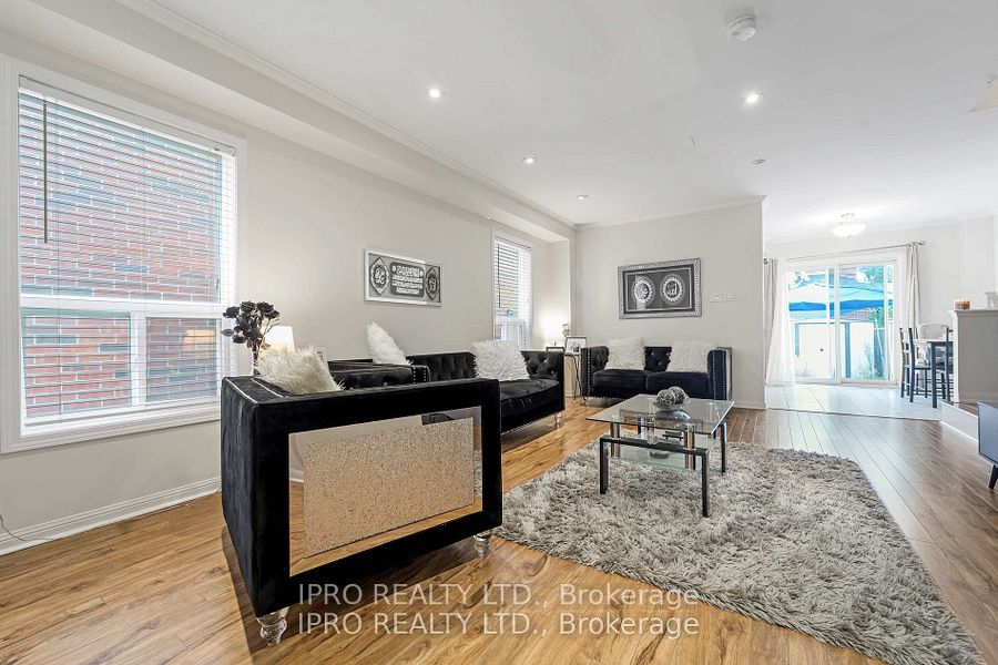 573 Willmott Crescent