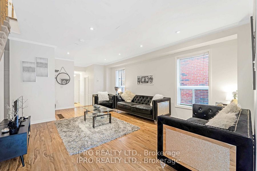 573 Willmott Crescent