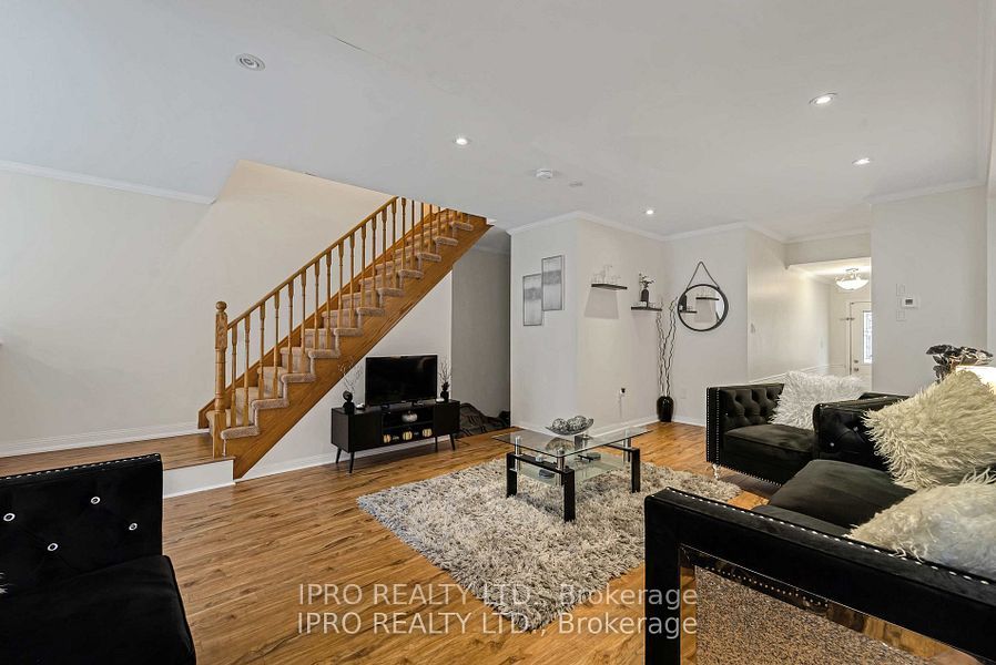 573 Willmott Crescent