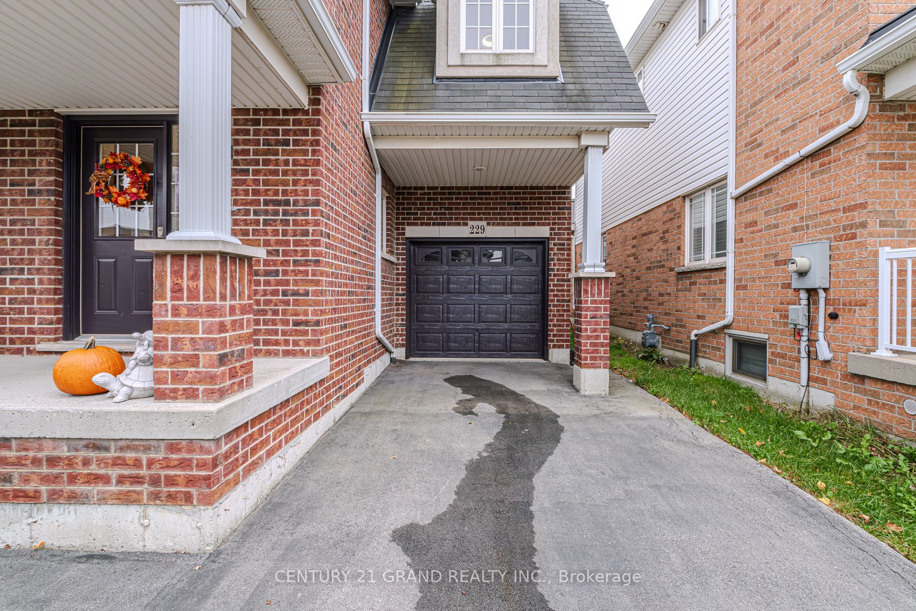 229 Springvalley Crescent