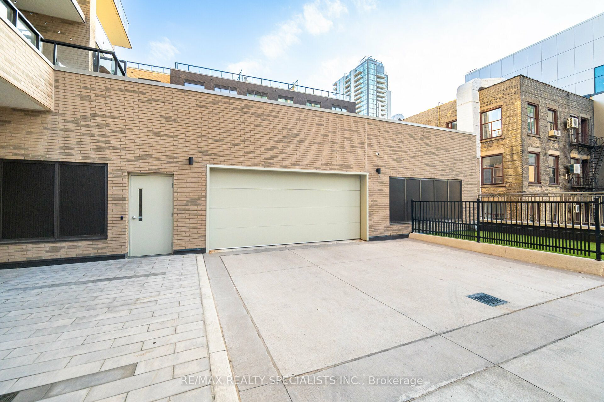 55 DUKE Street W #216