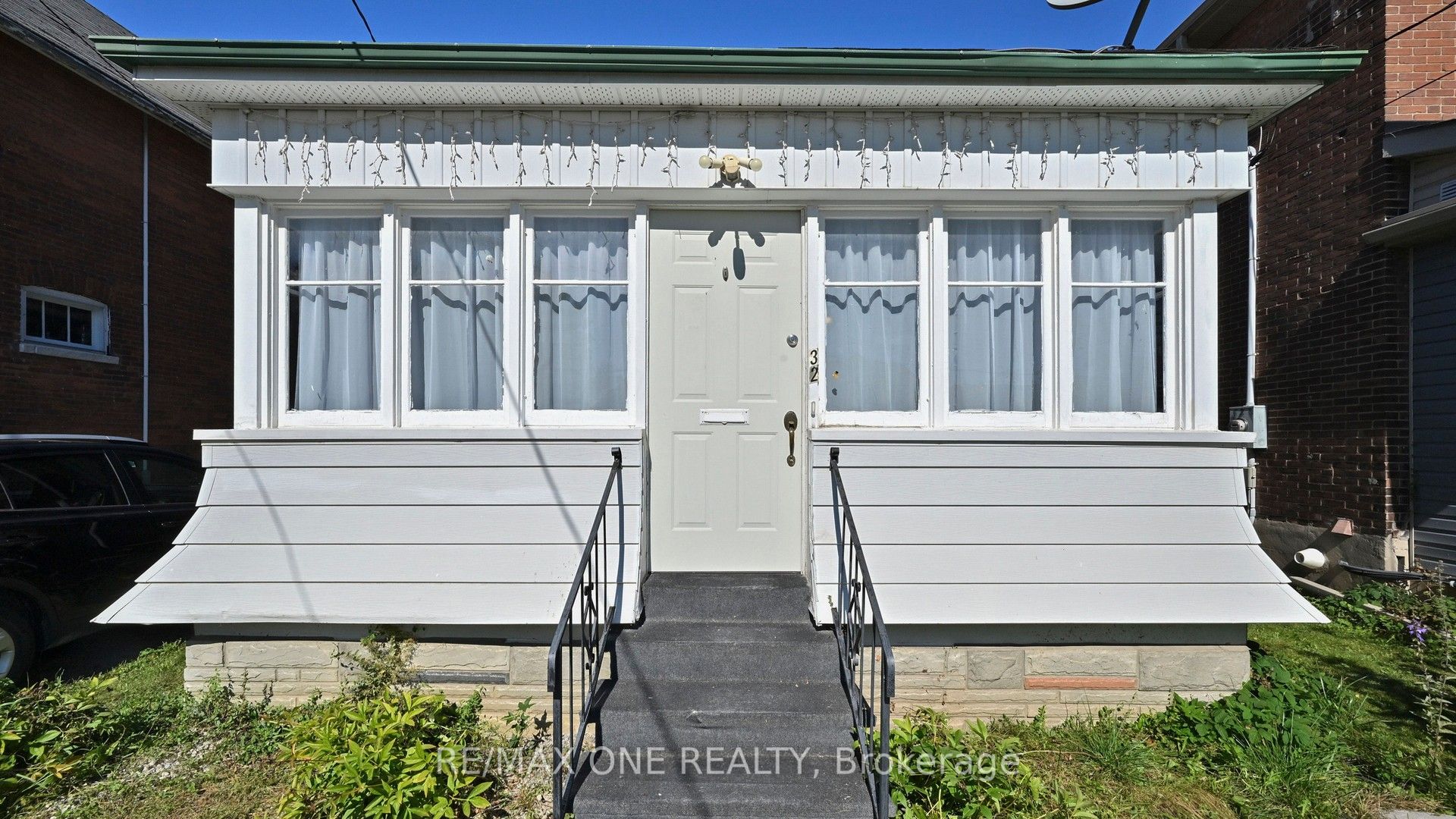 32 Durham Street W