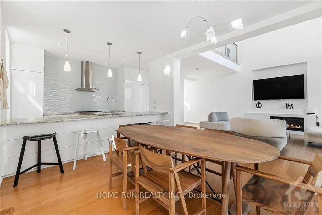 3286 BARLOW Crescent