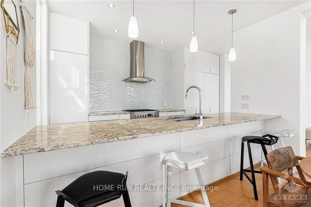 3286 BARLOW Crescent