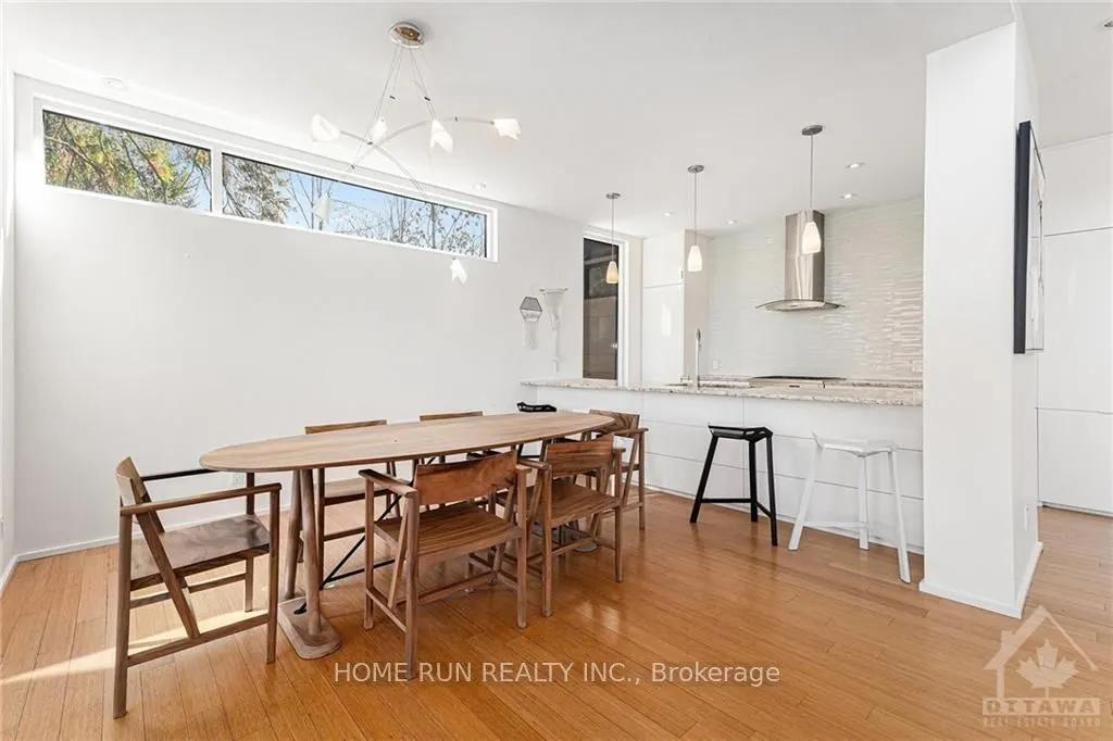 3286 BARLOW Crescent