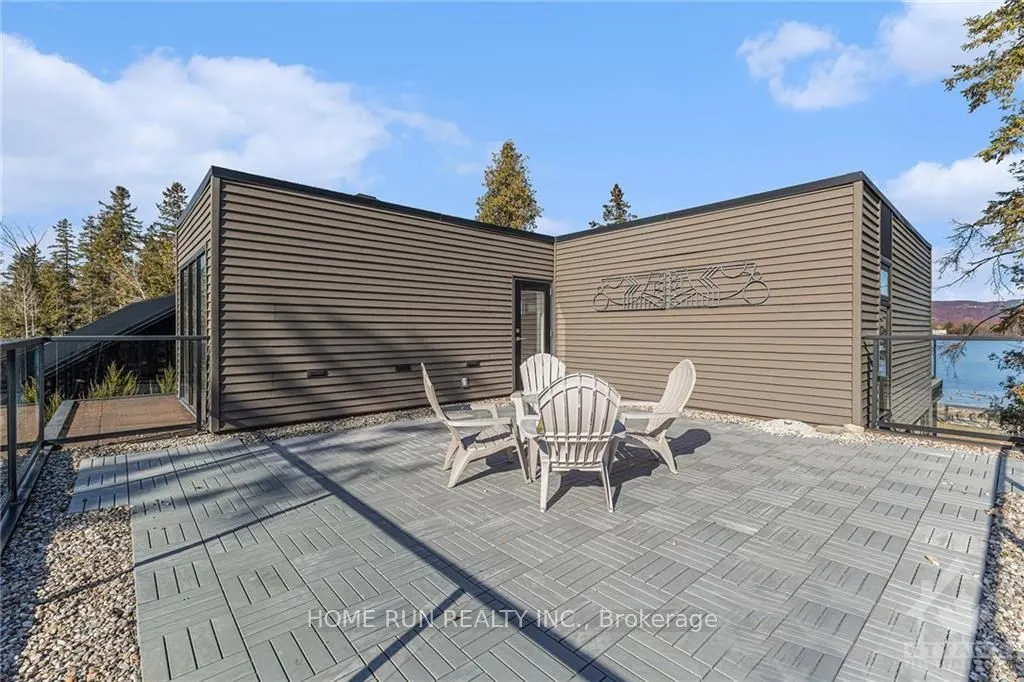 3286 BARLOW Crescent