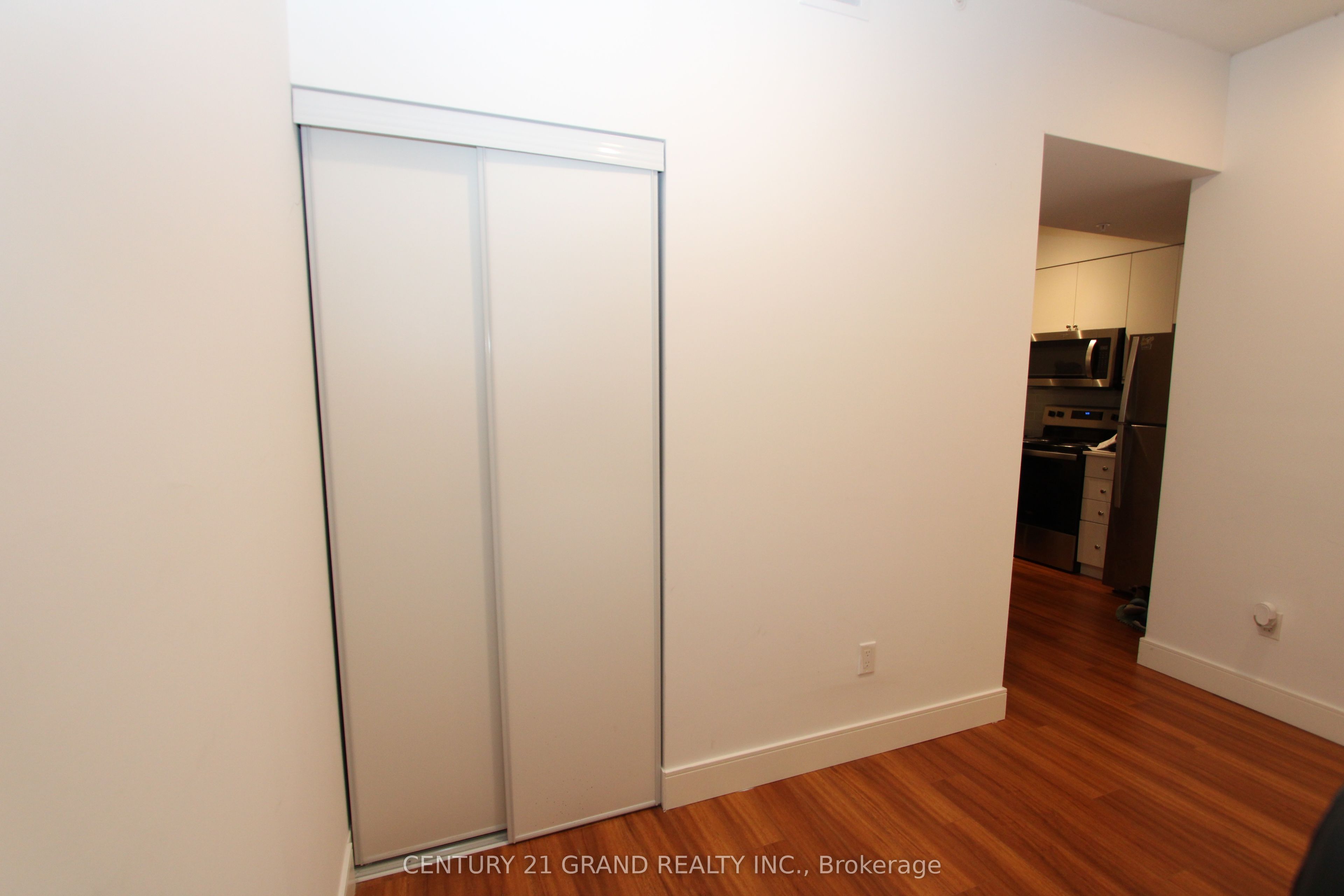 1 Wellington Street #402