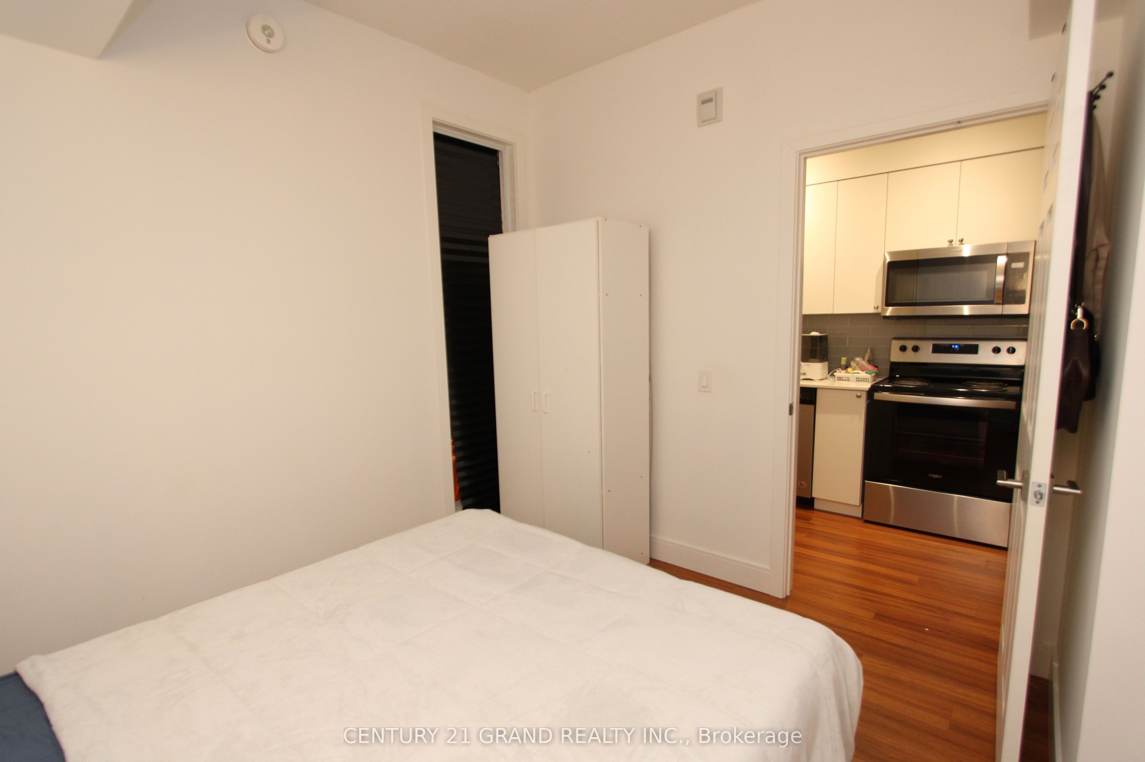1 Wellington Street #402