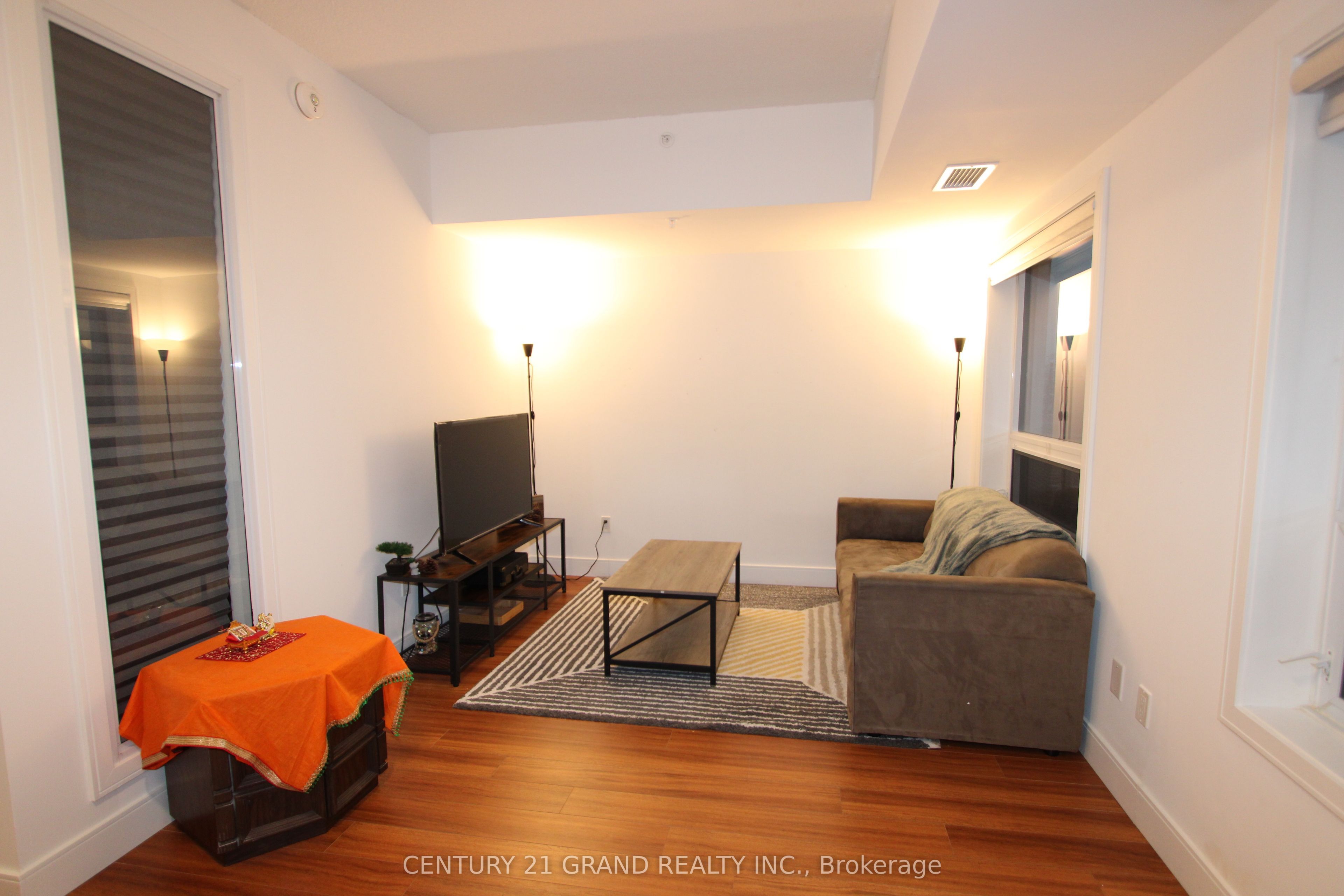 1 Wellington Street #402