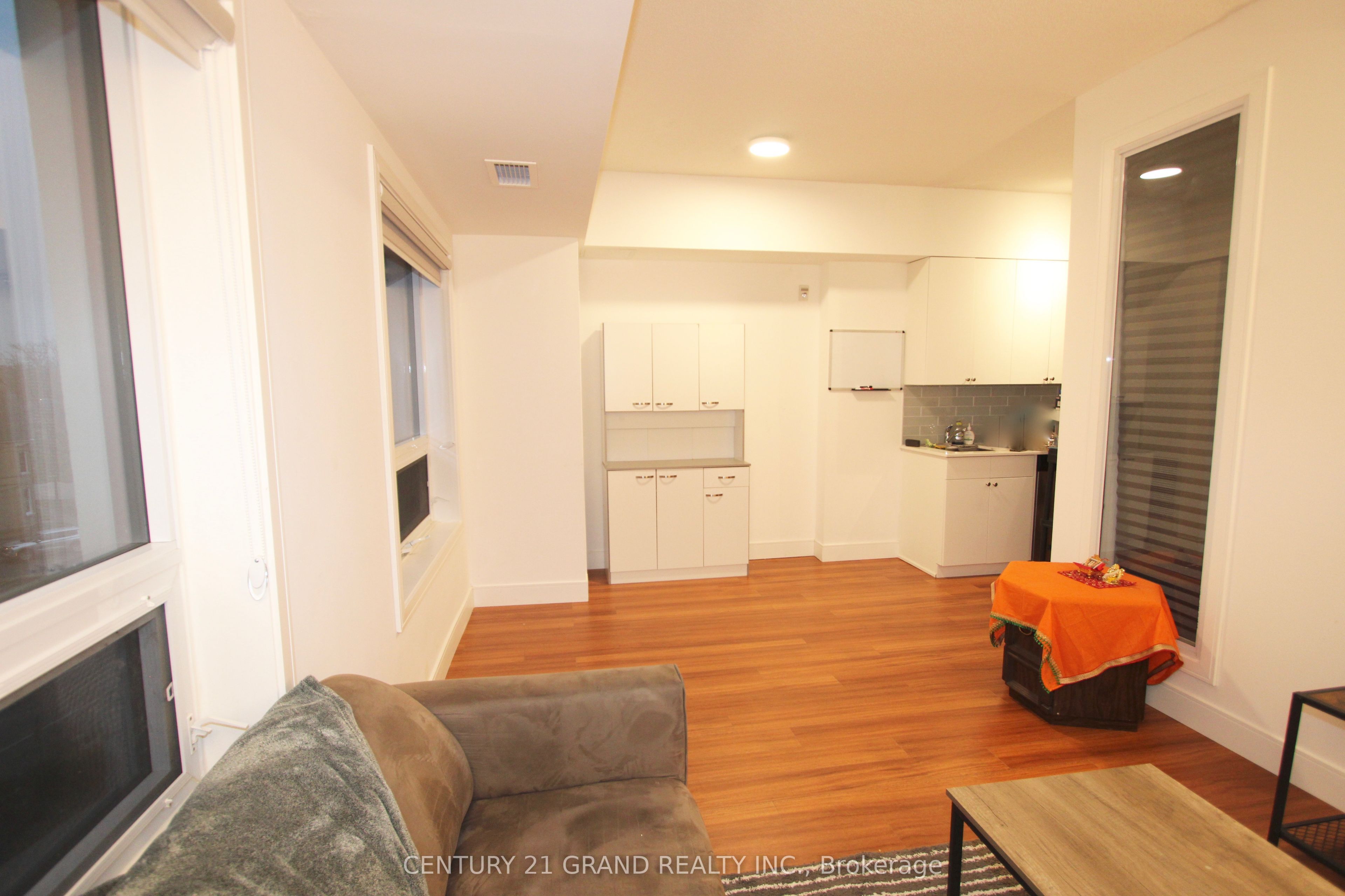 1 Wellington Street #402