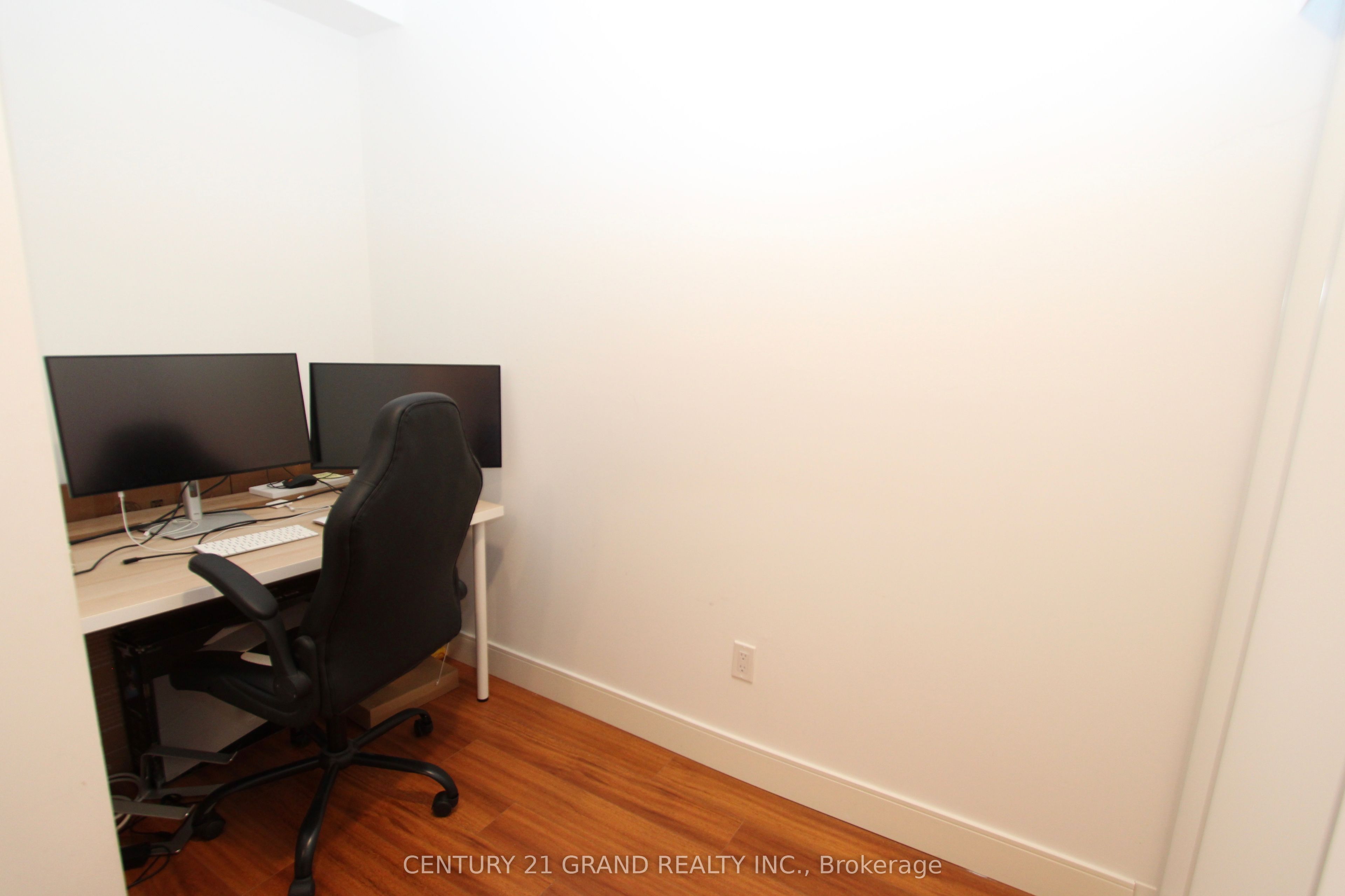 1 Wellington Street #402