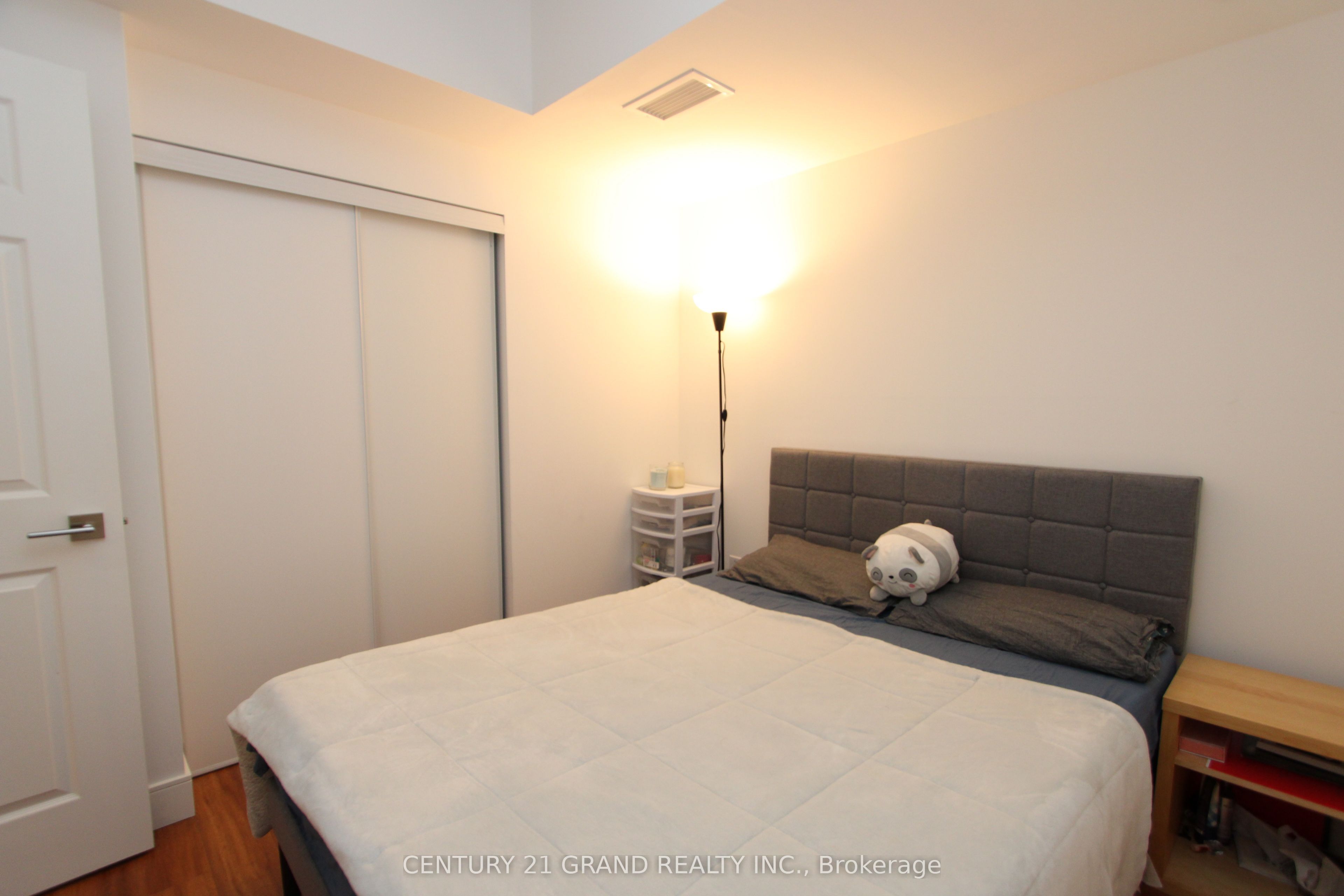 1 Wellington Street #402