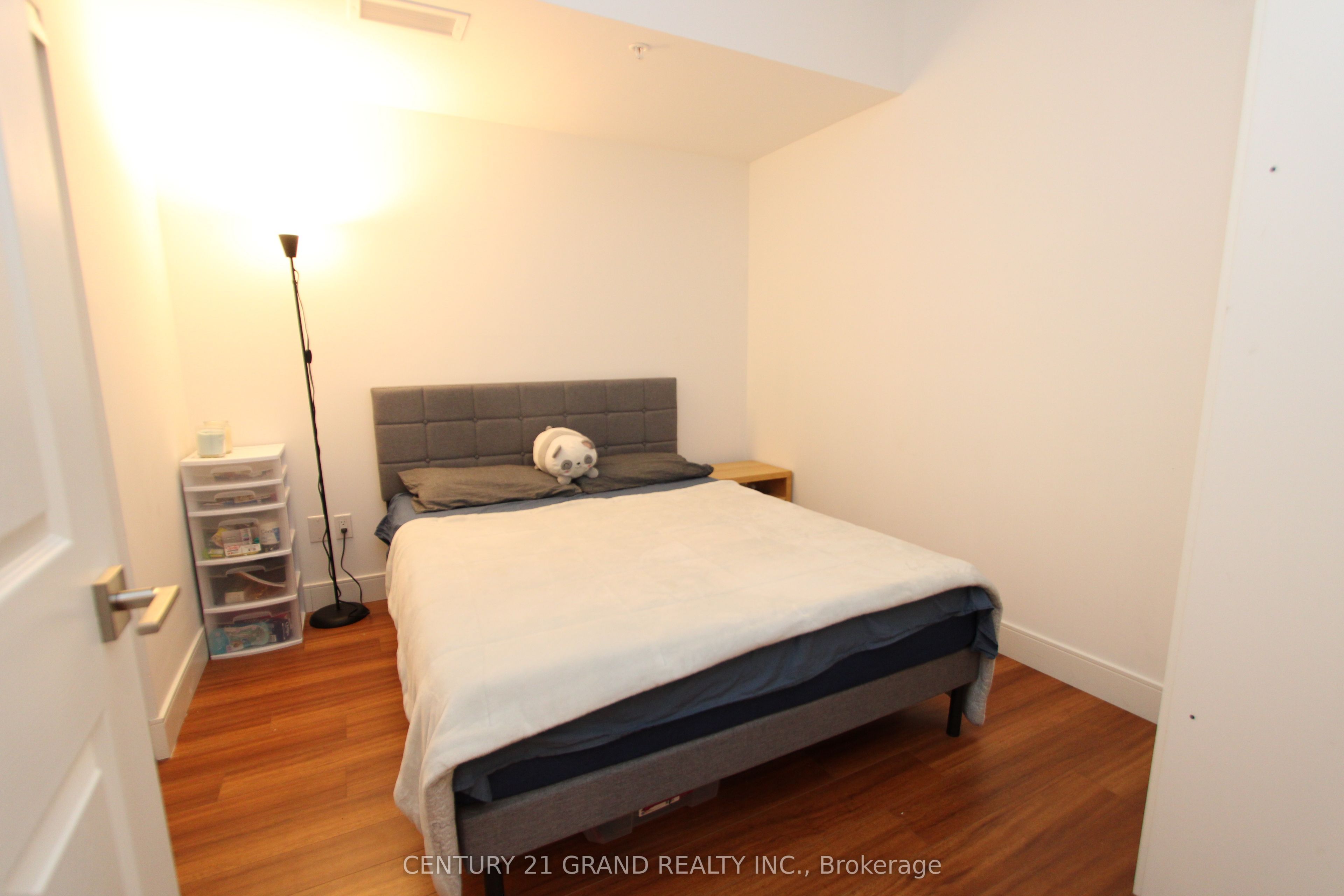 1 Wellington Street #402