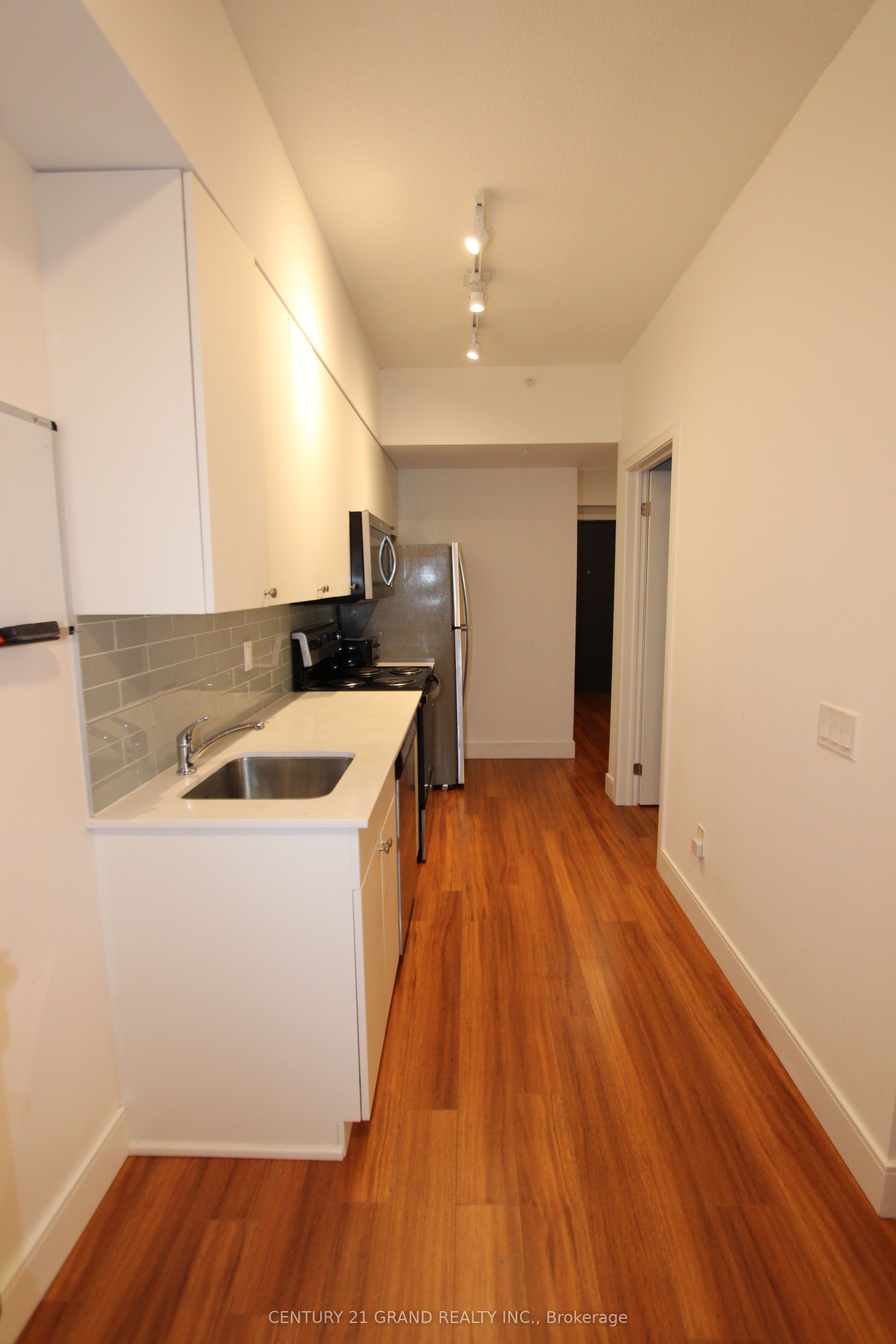 1 Wellington Street #402
