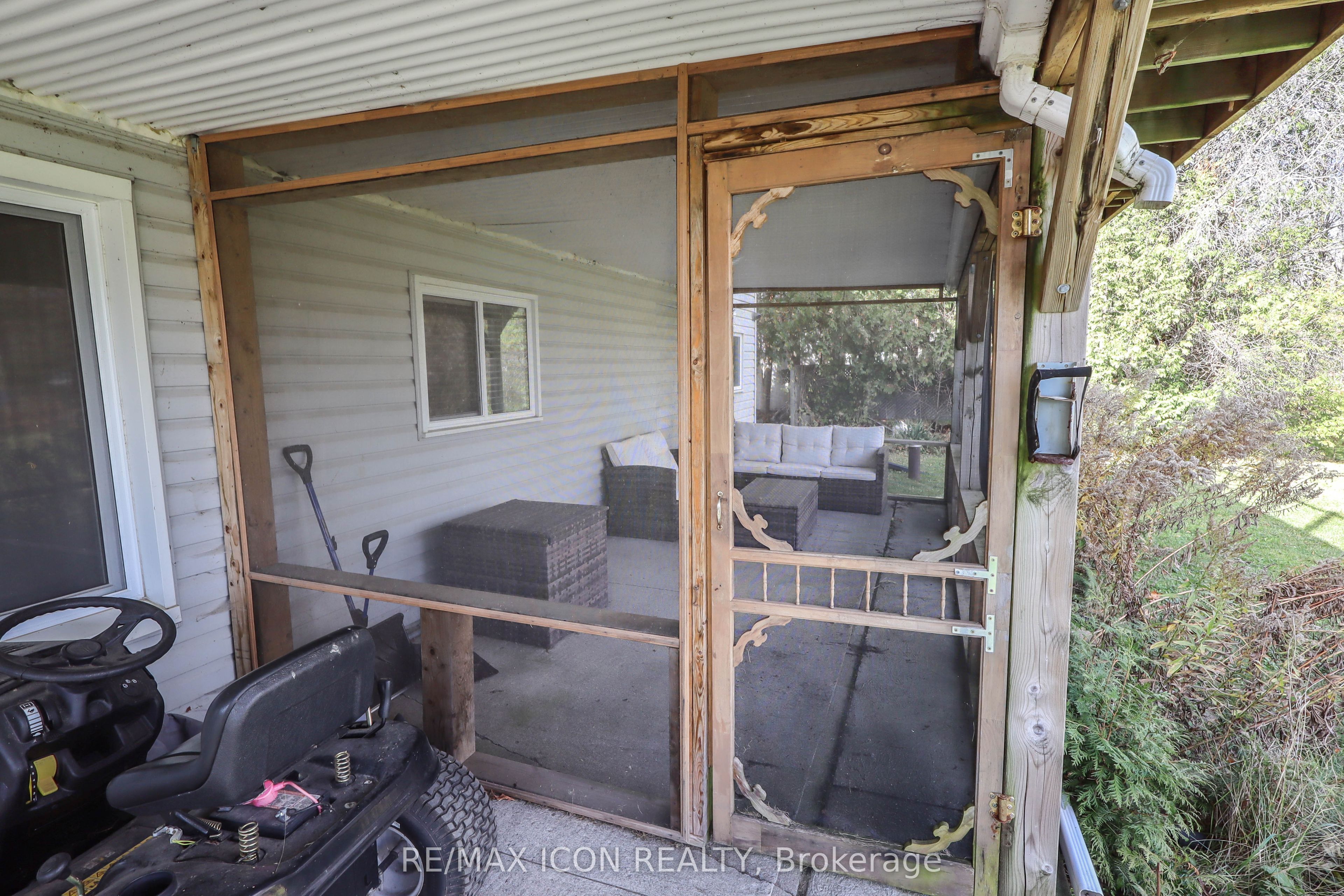 22 Lawrence Street N