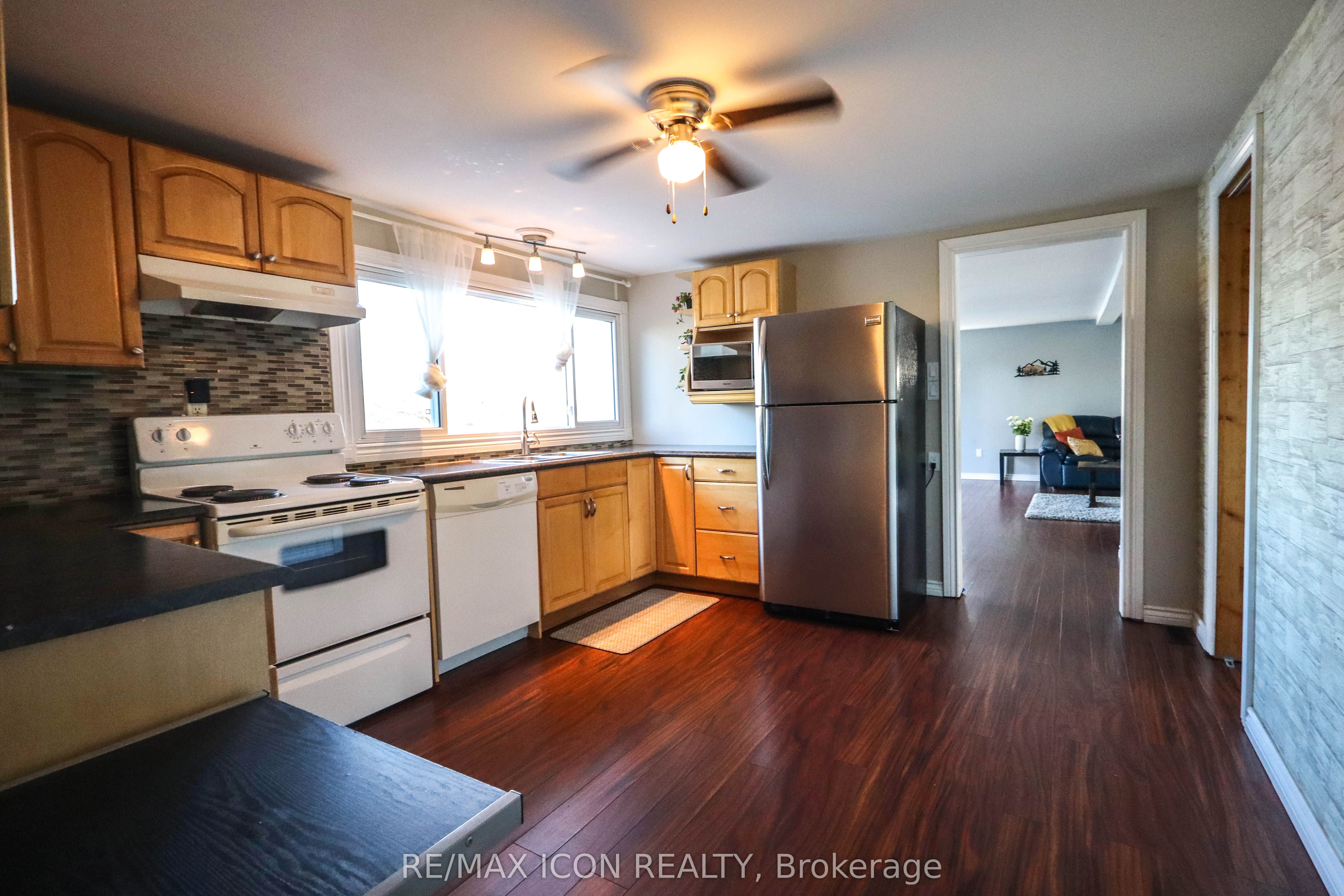 22 Lawrence Street N