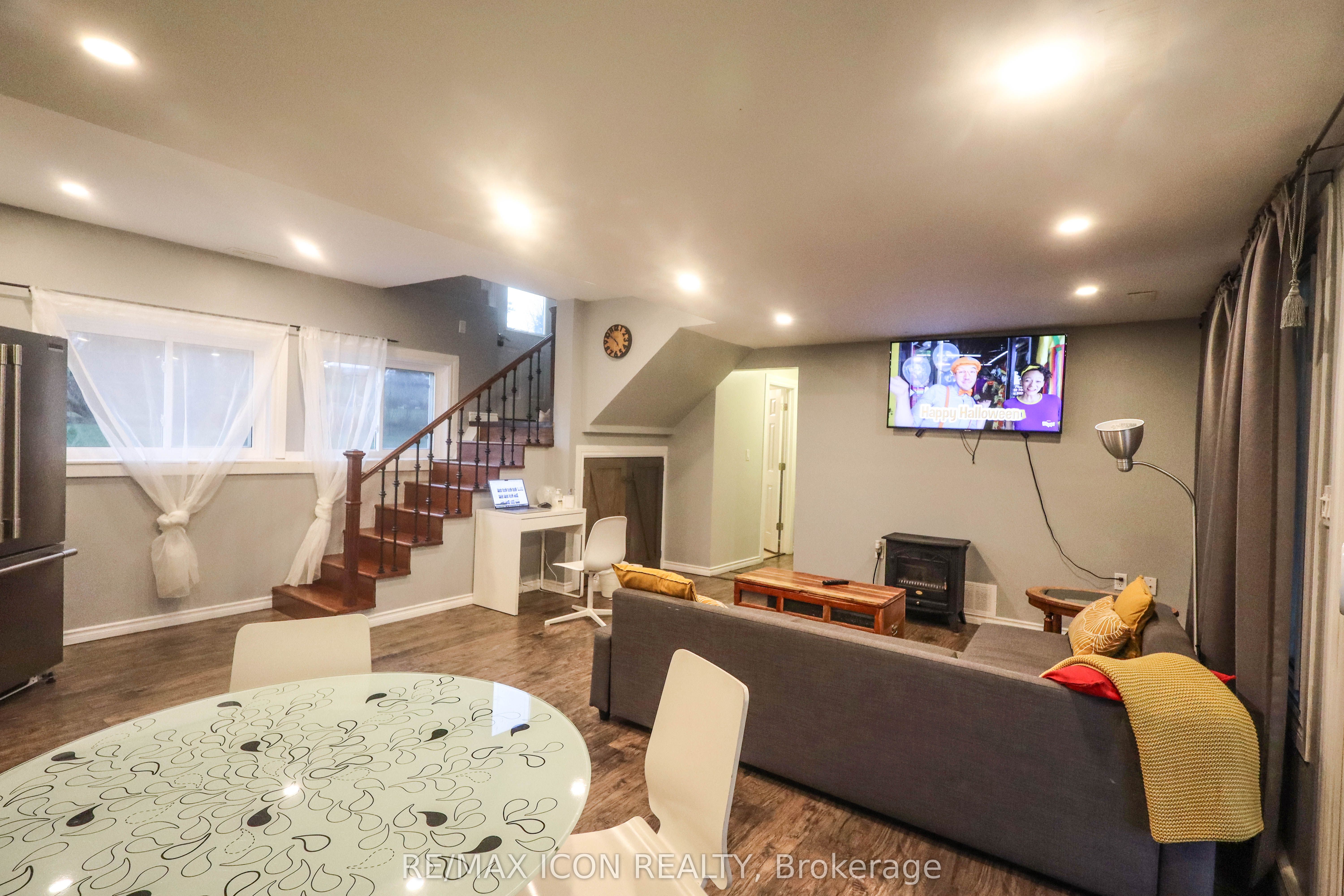 22 Lawrence Street N