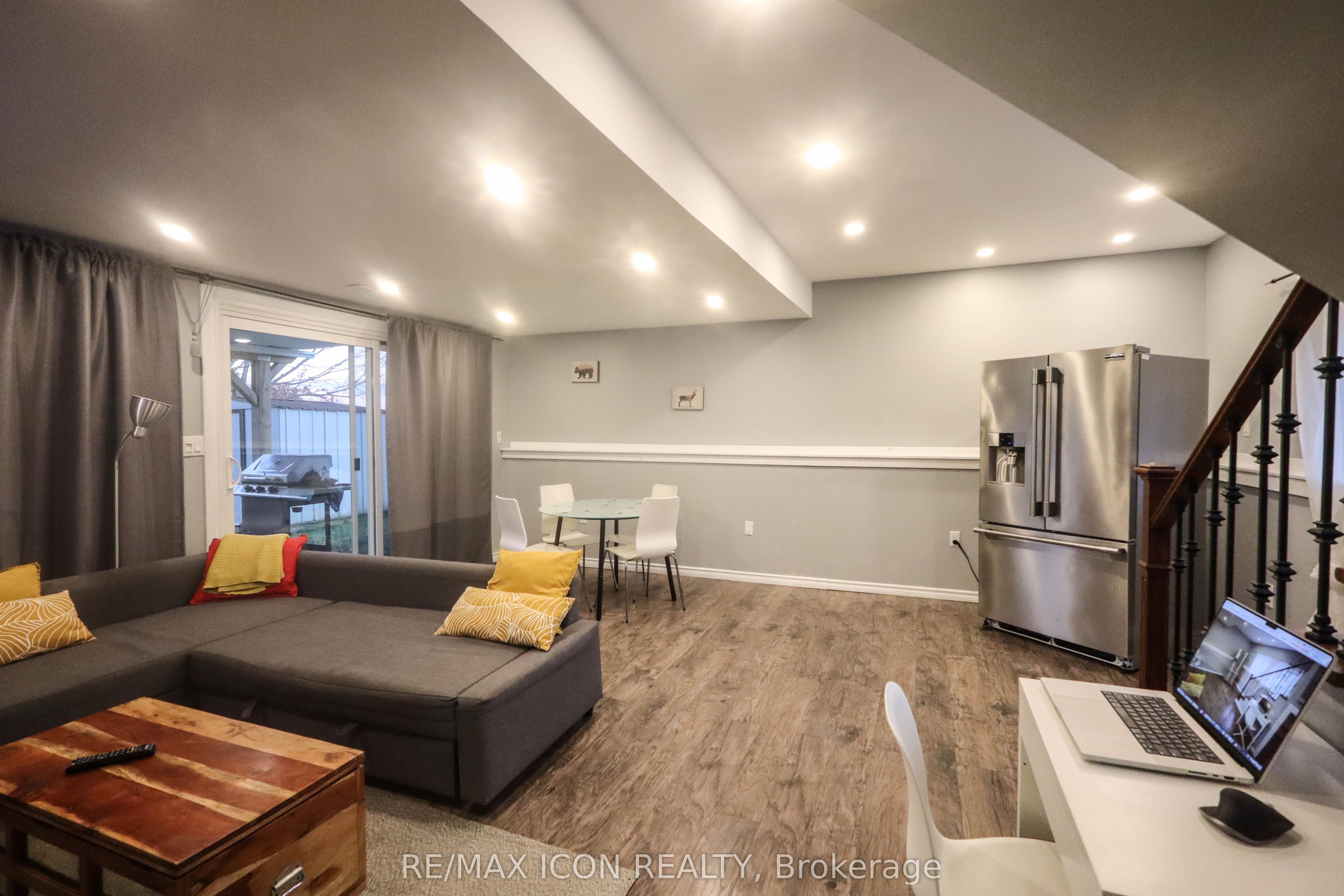 22 Lawrence Street N