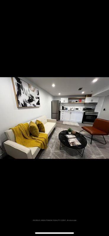 66 Wellington Street S, #lower