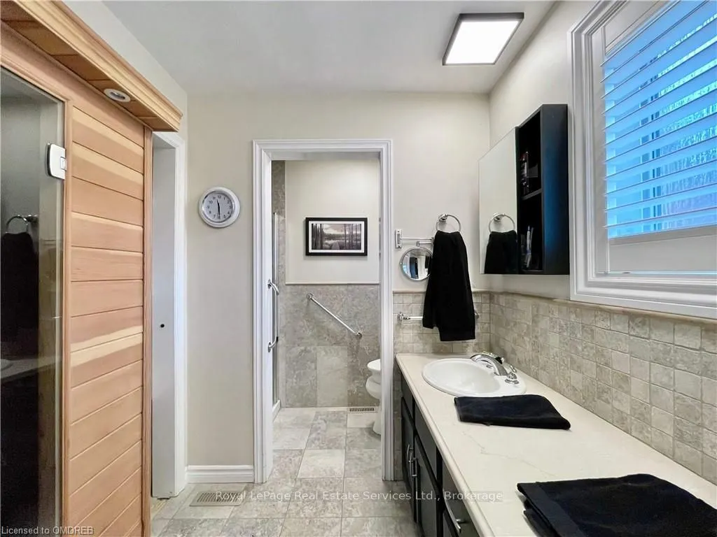 184 DUNDAS Street E