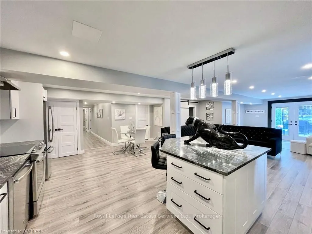184 DUNDAS Street E