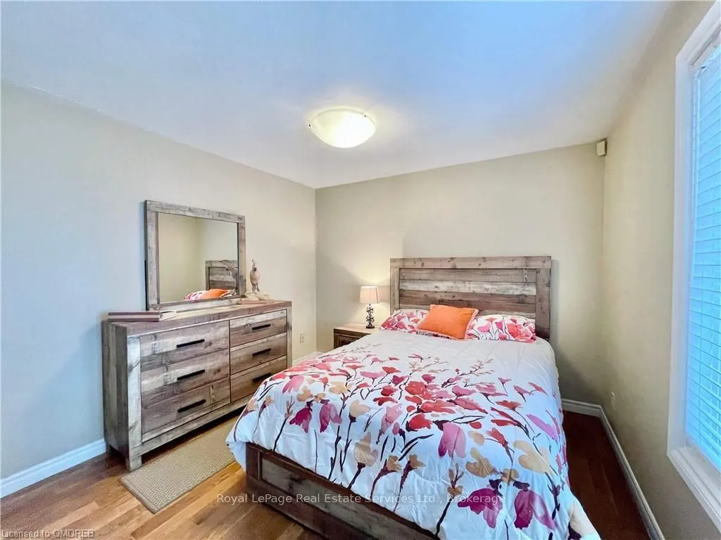 184 DUNDAS Street E