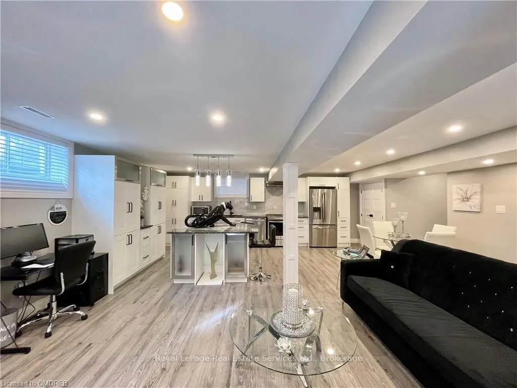 184 DUNDAS Street E