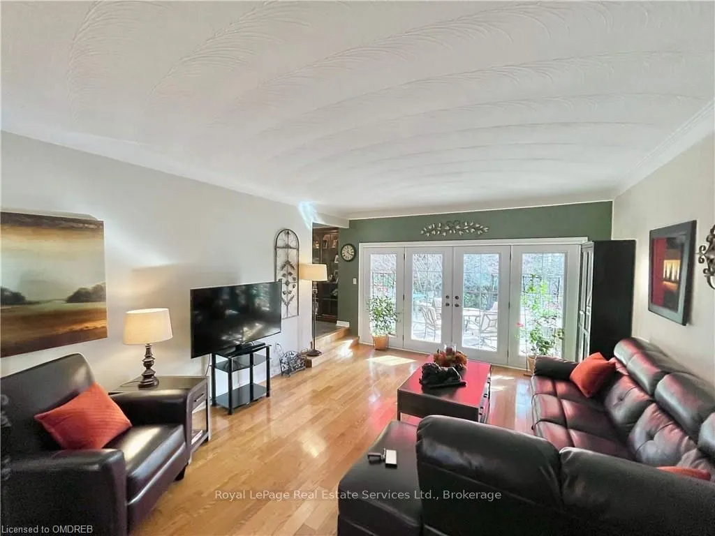 184 DUNDAS Street E