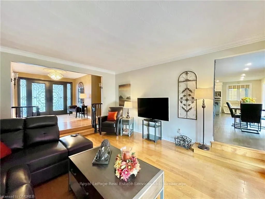 184 DUNDAS Street E