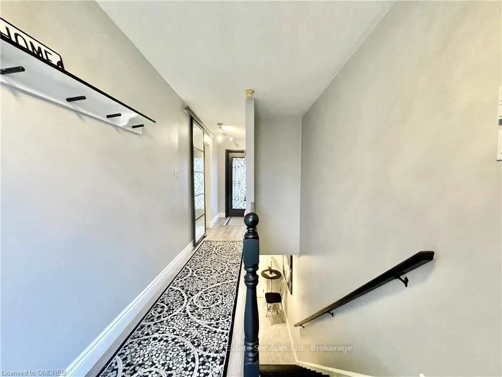 184 DUNDAS Street E