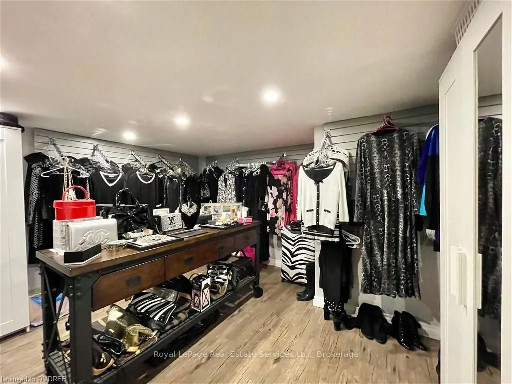 184 DUNDAS Street E