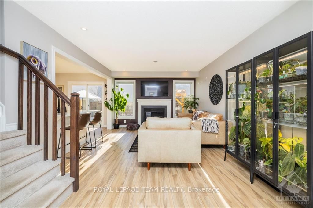 792 MAYFLY Crescent