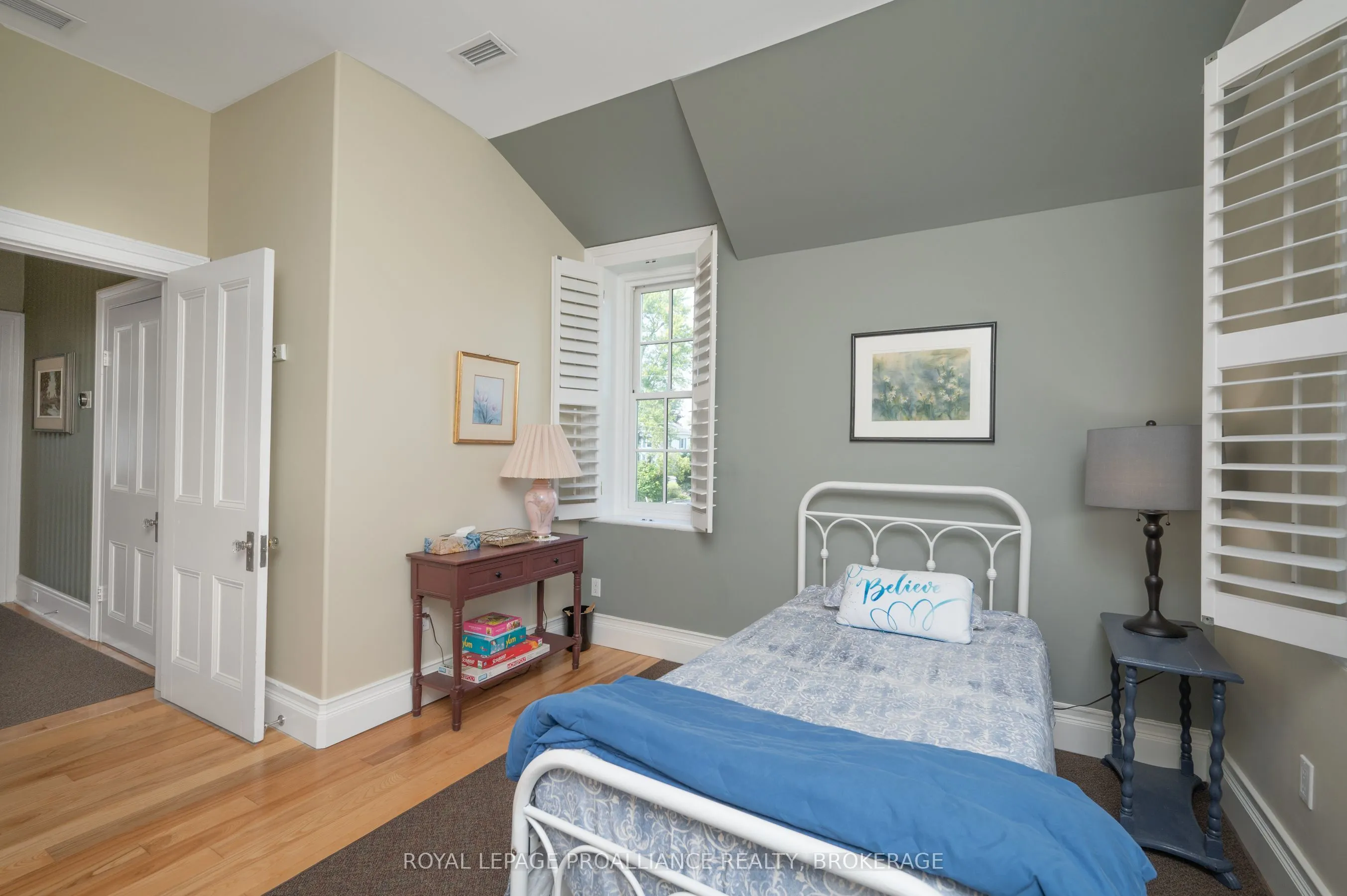 232 Dundas Street W