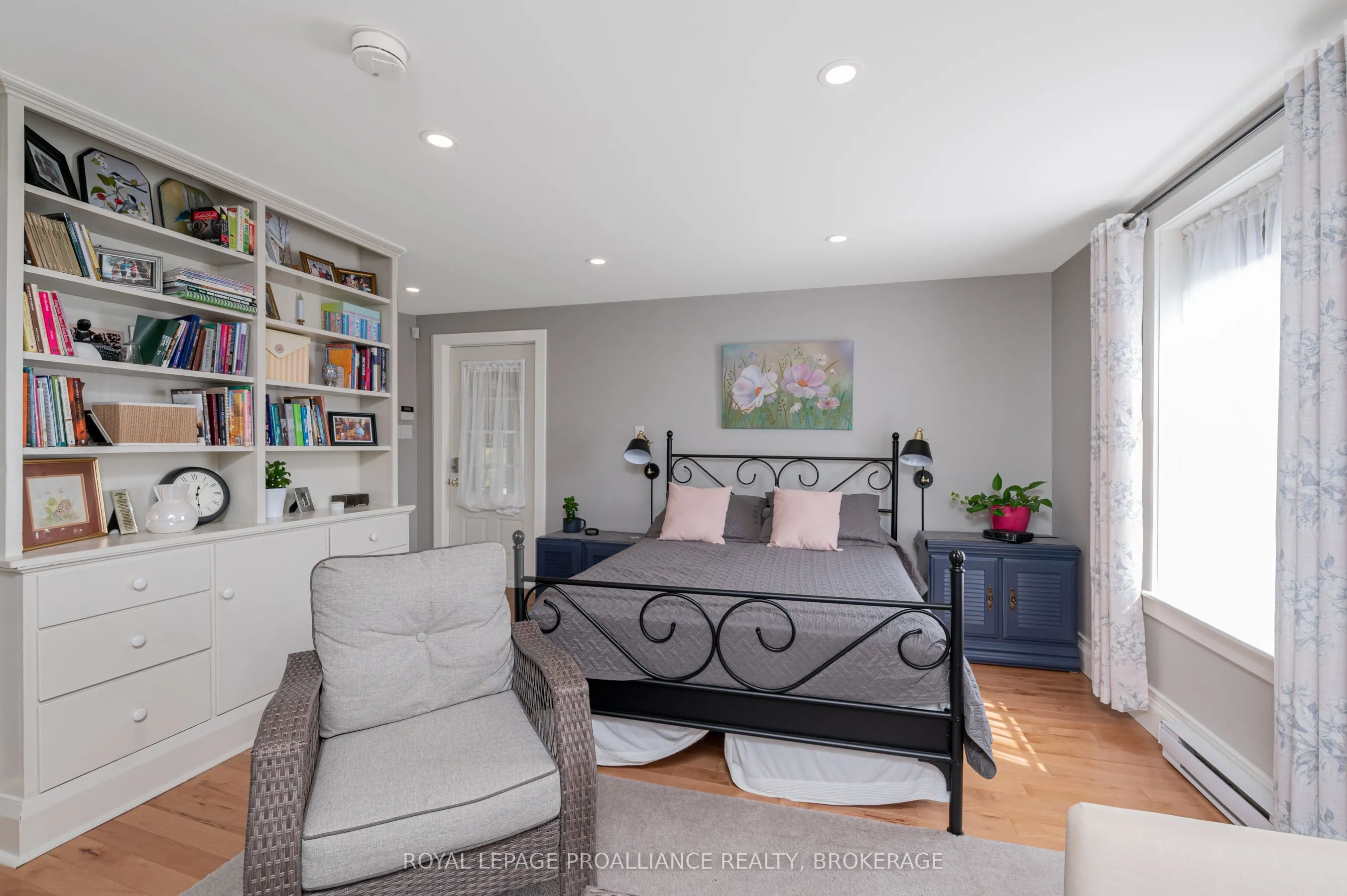 232 Dundas Street W