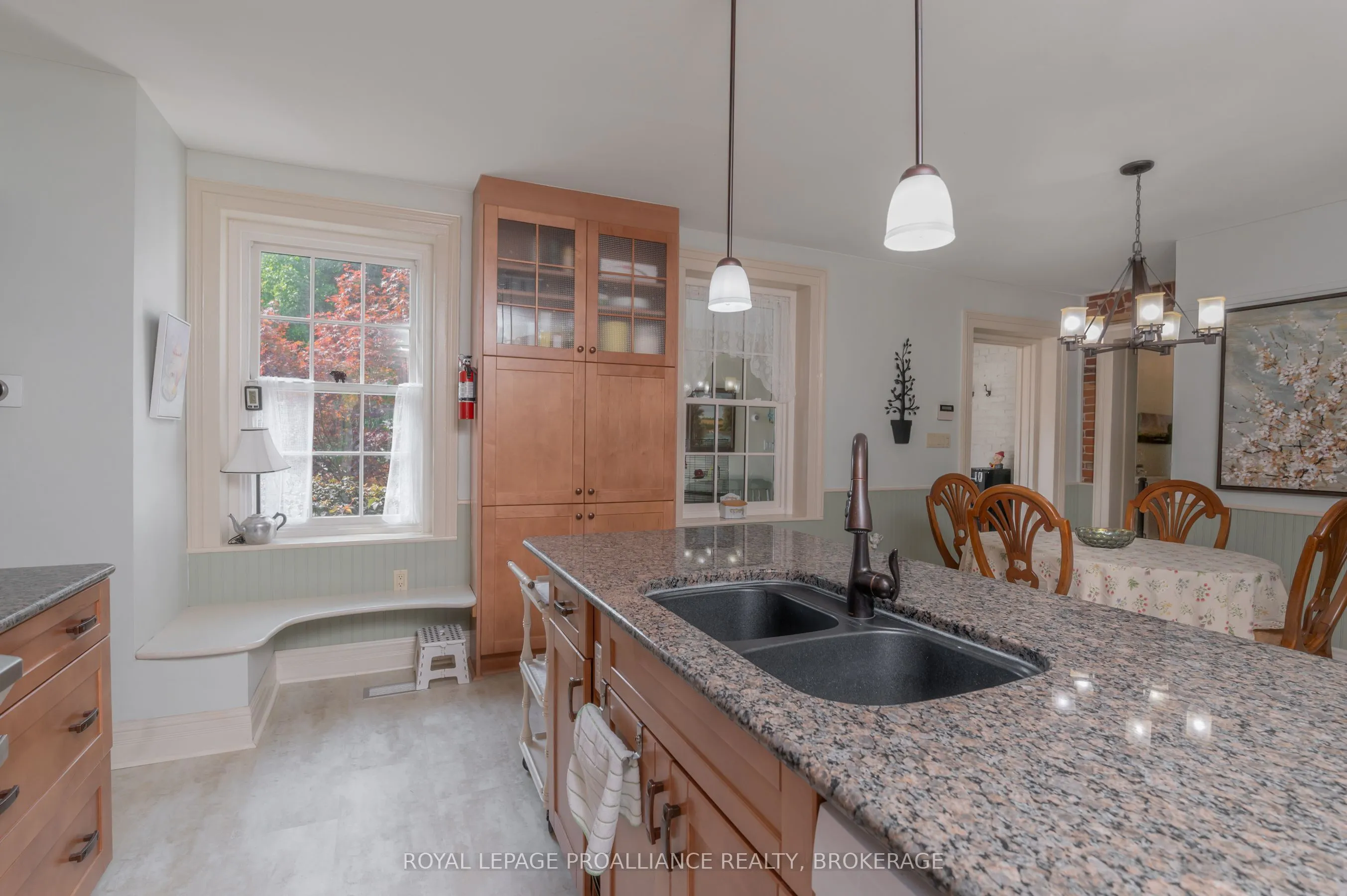 232 Dundas Street W