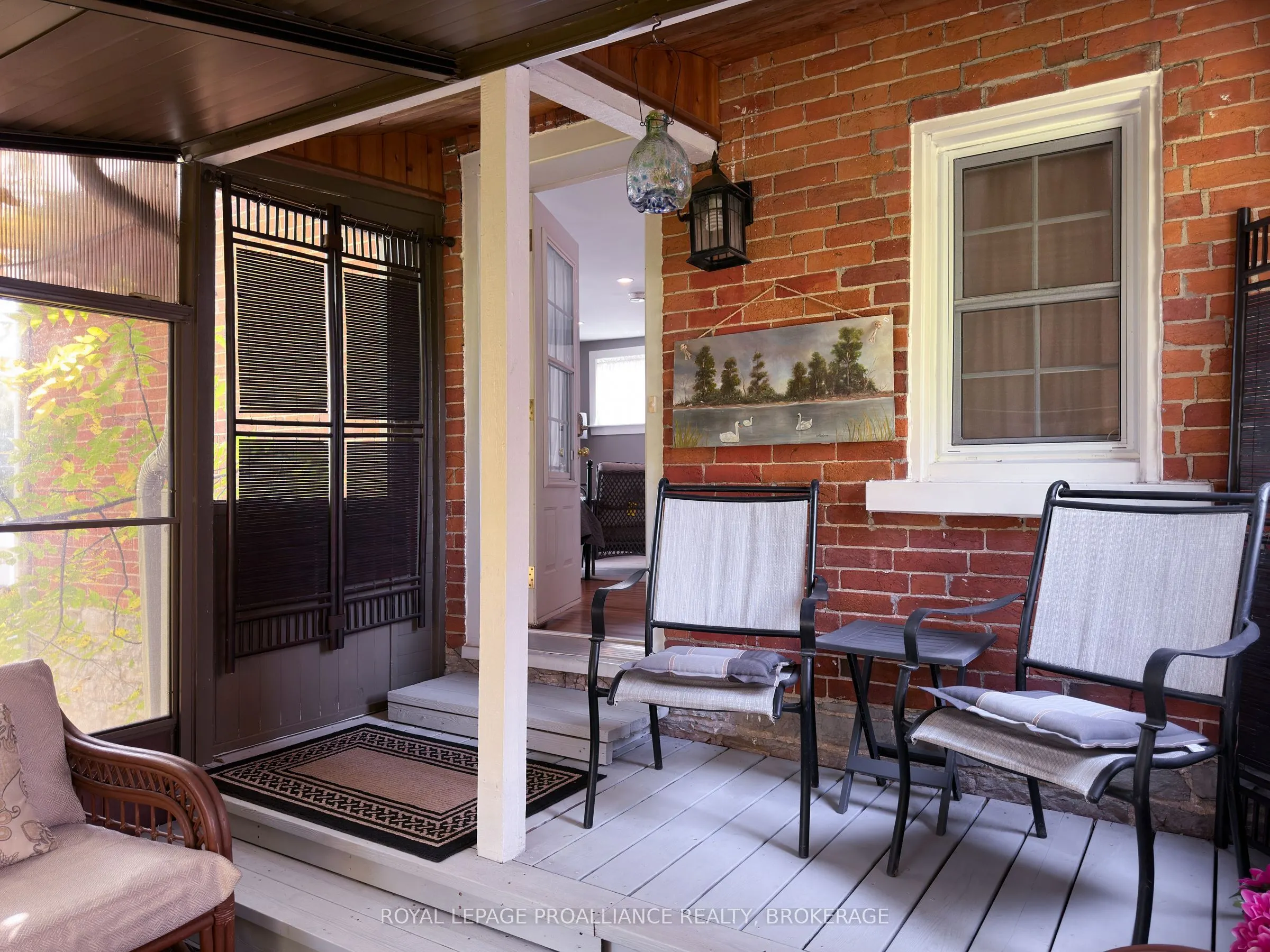 232 Dundas Street W