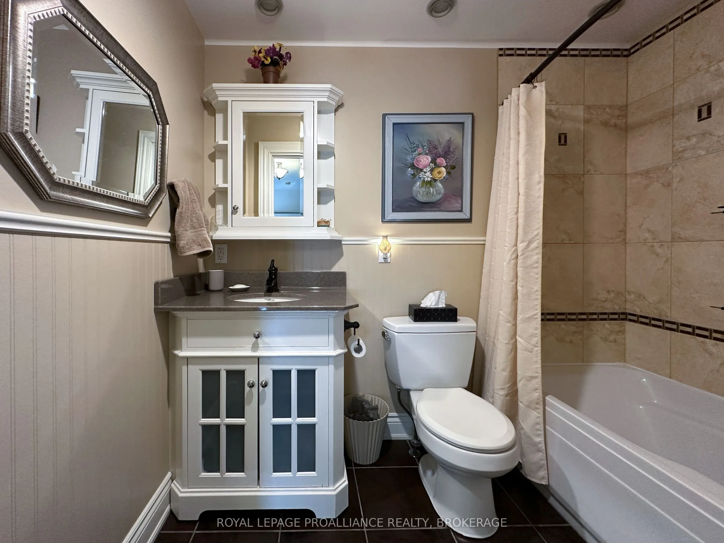 232 Dundas Street W