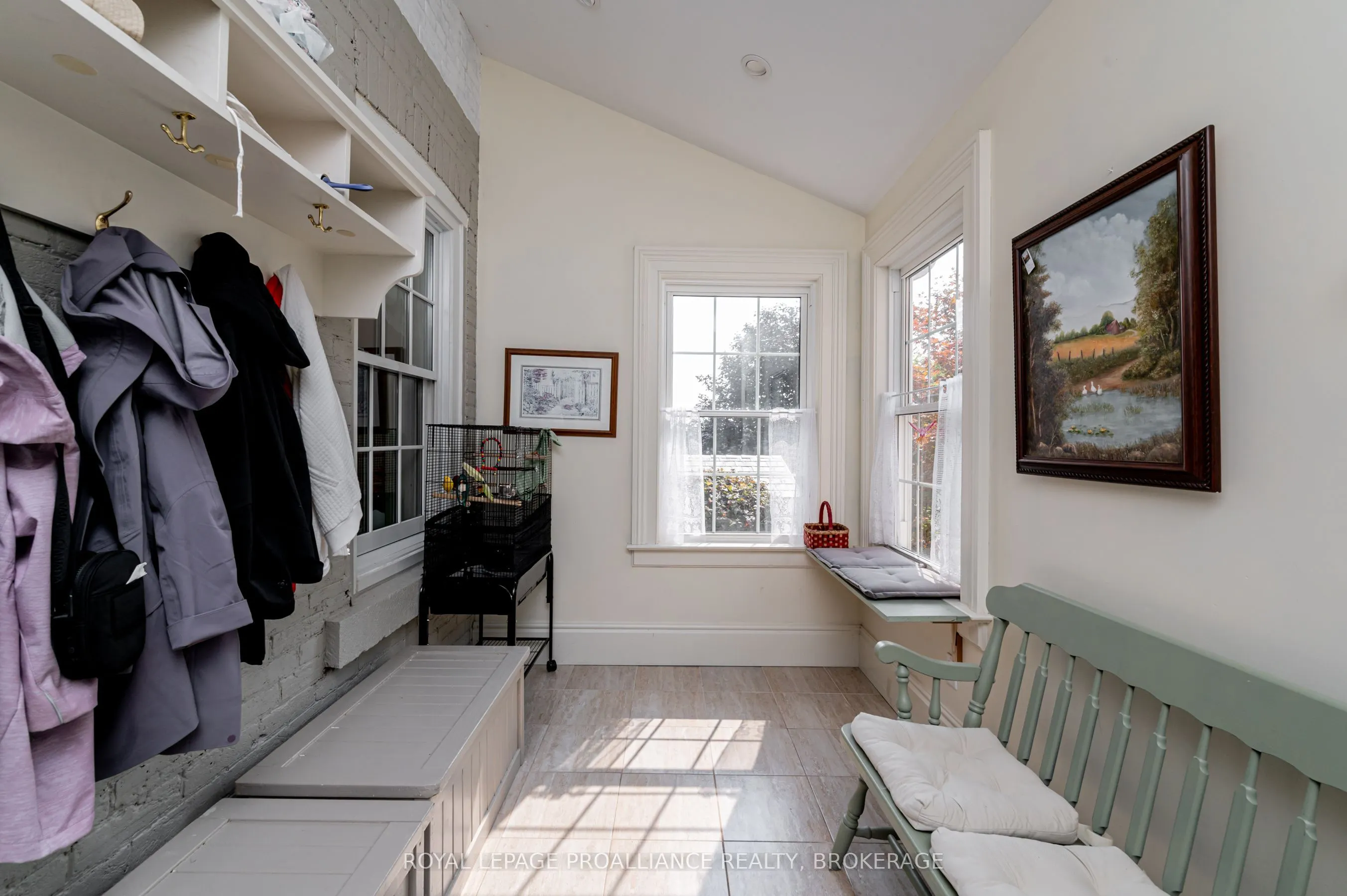 232 Dundas Street W